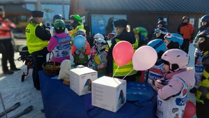 zdjęcia ze stoku narciarskiego w Przemyślu, spotkanie policjantów z dziećmi i młodzieżą.