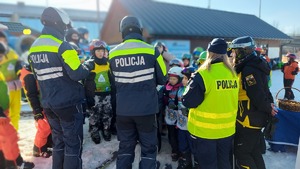 zdjęcia ze spotkania dzieci i młodzieży z policjantami na stoku narciarskim w Przemyślu.