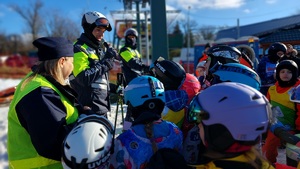 zdjęcia ze spotkania dzieci i młodzieży z policjantami na stoku narciarskim w Przemyślu.