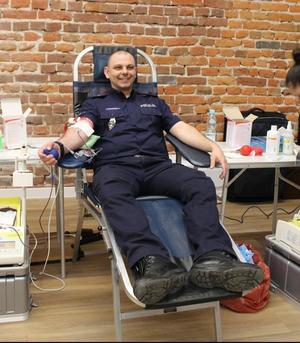 Zdjęcia wykonane podczas akcji krwiodawstwa w dubiecku. na zdjęciach policjanci , którzy przyłączyli się do akcji i oddali krew