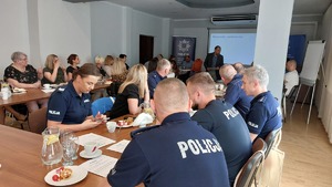 uczestnicy podczas szkolenia zgromadzeni na auli Komendy Miejskiej Policji w Przemyślu
