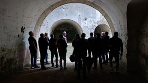 policjanci podczas spaceru w ruinach fortu w Siedliskach.