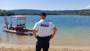 policjanci na plaży Ostrów podczas działań &quot;Kręci mnie bezpieczeństwo nad wodą&quot; z dziećmi