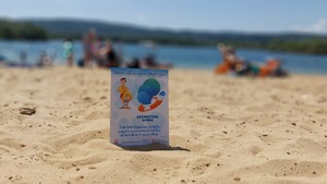 policjanci na plaży Ostrów podczas działań "Kręci mnie bezpieczeństwo nad wodą" z dziećmi