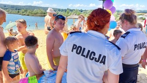 policjanci na plaży Ostrów podczas działań &quot;Kręci mnie bezpieczeństwo nad wodą&quot; z dziećmi