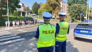 policjanci z przemyskiej komendy podczas działań &quot;Bezpieczna droga do szkoły&quot; w rejonie szkół w Przemyślu