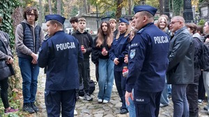 spotkanie policjantów i licealistów na nekropolii w Przemyślu na ul. Słowackiego, przy grobach poległych policjantów