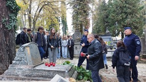 spotkanie policjantów i licealistów na nekropolii w Przemyślu na ul. Słowackiego, przy grobach poległych policjantów