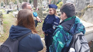 spotkanie policjantów i licealistów na nekropolii w Przemyślu na ul. Słowackiego, przy grobach poległych policjantów