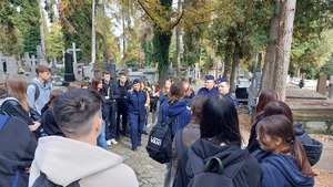 spotkanie policjantów i licealistów na nekropolii w Przemyślu na ul. Słowackiego, przy grobach poległych policjantów