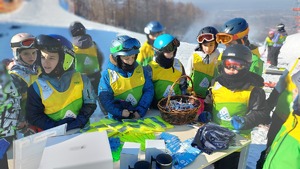 zdjęcia ze spotkania z młodzieżą i dziećmi na stoku w Przemyślu w ramach akcji "Kręci mnie bezpieczeństwo na stoku"