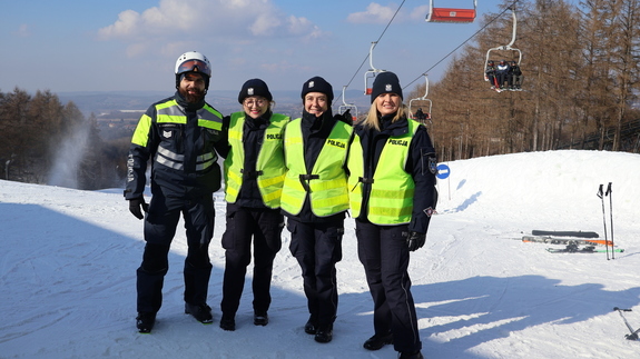 3 umundurowane policjantki i policjant w stroju policyjnym narciarza na stoku