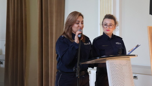 Uczestnicy podczas prelekcji na debacie ewaluacyjnej "Wiedza daje moc" w auli Przemyskiej Biblioteki Publicznej