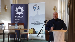 Uczestnicy podczas prelekcji na debacie ewaluacyjnej "Wiedza daje moc" w auli Przemyskiej Biblioteki Publicznej