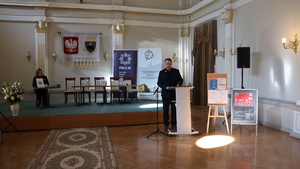 Uczestnicy podczas prelekcji na debacie ewaluacyjnej "Wiedza daje moc" w auli Przemyskiej Biblioteki Publicznej