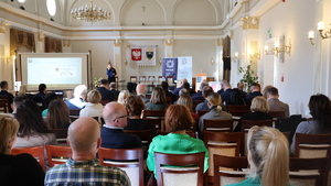 Uczestnicy podczas prelekcji na debacie ewaluacyjnej &quot;Wiedza daje moc&quot; w auli Przemyskiej Biblioteki Publicznej