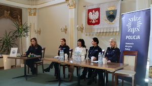 Uczestnicy podczas prelekcji na debacie ewaluacyjnej "Wiedza daje moc" w auli Przemyskiej Biblioteki Publicznej