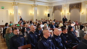 Uczestnicy podczas prelekcji na debacie ewaluacyjnej "Wiedza daje moc" w auli Przemyskiej Biblioteki Publicznej
