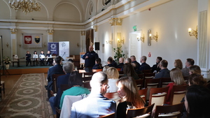 Uczestnicy podczas prelekcji na debacie ewaluacyjnej "Wiedza daje moc" w auli Przemyskiej Biblioteki Publicznej