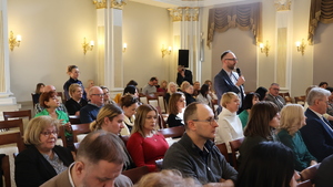 Uczestnicy podczas prelekcji na debacie ewaluacyjnej "Wiedza daje moc" w auli Przemyskiej Biblioteki Publicznej