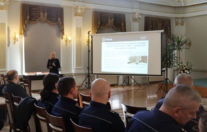 Uczestnicy podczas prelekcji na debacie ewaluacyjnej "Wiedza daje moc" w auli Przemyskiej Biblioteki Publicznej