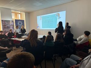 młodzież zgromadzona na sali  podczas spotkania dotyczącego "bezpiecznego Internetu"