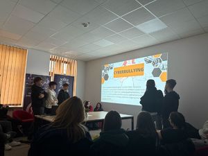 młodzież zgromadzona na sali  podczas spotkania dotyczącego "bezpiecznego Internetu"