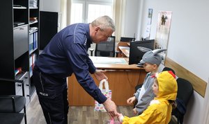 Dwoje przedszkolaków , dziewczynka przebrana za kurczaczka i chłopiec za zajączka składają życzenia policjantom z przemyskiej komendy.