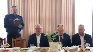 uczestnicy podczas debaty społecznej w Zadąbrowiu