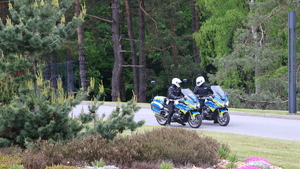 policyjne motocykle na trasie wyścigu