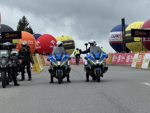 policyjne motocykle a w tle meta i start "Orlen Lang Team Race" i "Orlen Wyścig Narodów"