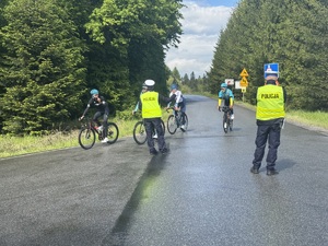 umundurowani policjanci podczas zabezpieczenia na trasie wyścigu