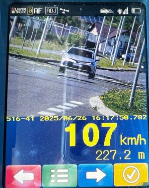 urządzenie służące  do pomiaru prędkości wskazujące wynik pomiaru