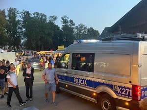 Policjanci podczas zabezpieczenia uroczystości związanych z Wielkim Odpustem Wniebowzięcia NMP w Kalwarii Pacławskiej