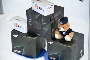 Policjanci i inni uczestnicy na stoku