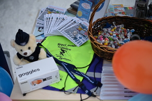 Policjanci i inni uczestnicy na stoku