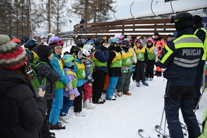 Policjanci i inni uczestnicy na stoku