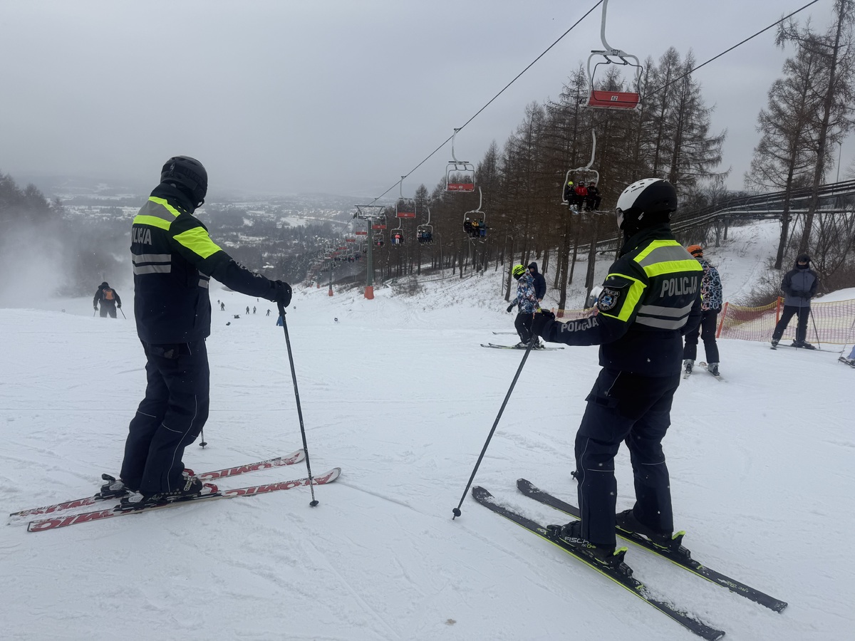 Policyjni narciarze dbają o bezpieczeństwo na przemyskim stoku