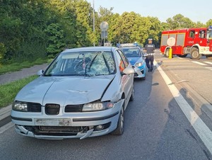 Miejsce zdarzenia drogowego pojazd marki seat, policja oraz straż pożarna -zdjęcie pobrane ze strony internetowej Starzy Pożarnej w Przeworsku