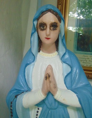 Figurka Maryi z przypalonymi oczodołami