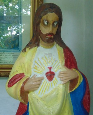 Figurka Jezusa z przypalonymi oczodołami