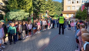 Prelekcja z uczniami pierwszych klas dotycząca bezpieczeństwa w drodze do szkoły
