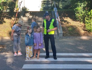 Praktyczna nauka przechodzenie przez przejścia dla pieszych