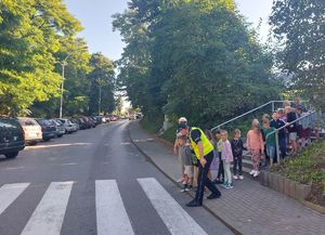 Praktyczna nauka przechodzenie przez przejścia dla pieszych