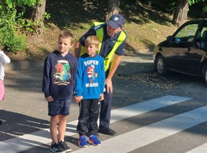 Praktyczna nauka przechodzenie przez przejścia dla pieszych