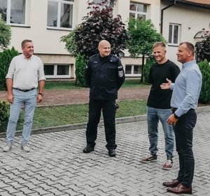 Komendant Powiatowy Policji w Przeworsku podczas uroczystego przekazania szkole miasteczka ruchu drogowego