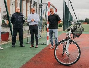 Komendant Powiatowy Policji w Przeworsku podczas uroczystego przekazania szkole miasteczka ruchu drogowego