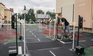 Komendant Powiatowy Policji w Przeworsku podczas uroczystego przekazania szkole miasteczka ruchu drogowego