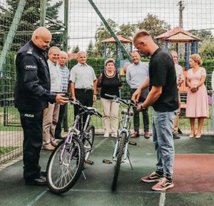 Komendant Powiatowy Policji w Przeworsku podczas uroczystego przekazania szkole miasteczka ruchu drogowego