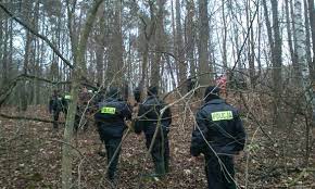 Policjanci poszukują zaginionej w lesie